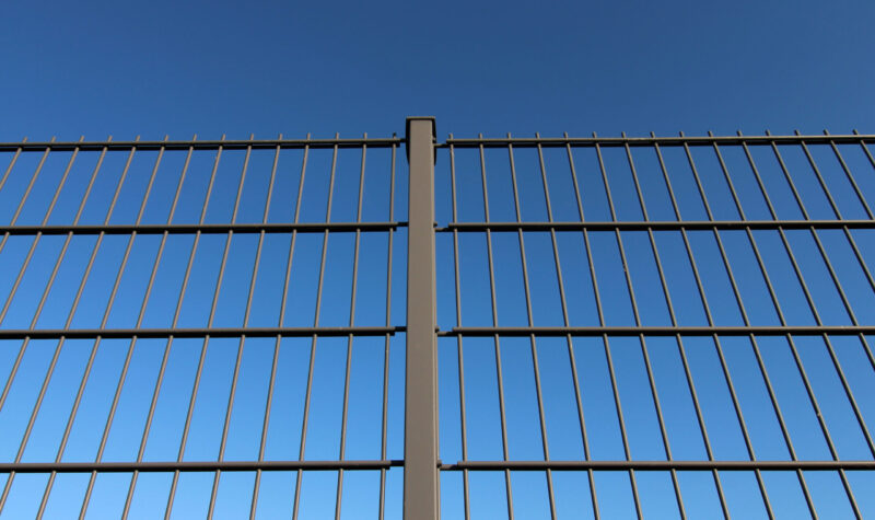 Neuer Gitterzaun (Doppelstabmattenzaun) als Grundstücksbegrenzung